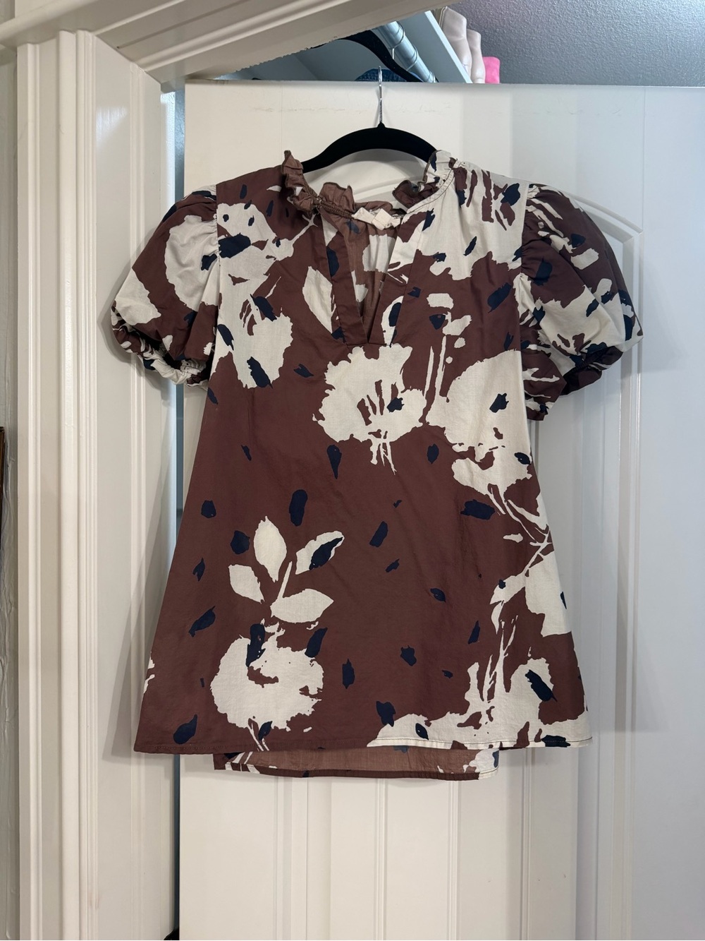entro Brown and Ivory Floral Puff-Sleeve Blouse